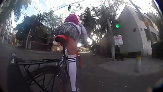 Paseo en bicicleta upskirt&comma; &iquest;Quieres mirar bajo mi falda&quest;